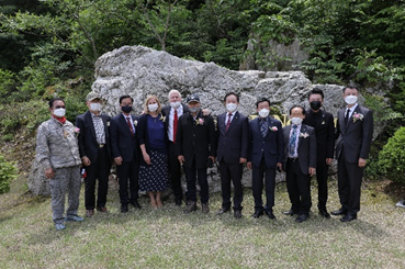 기념 동상 앞 관계자 사진